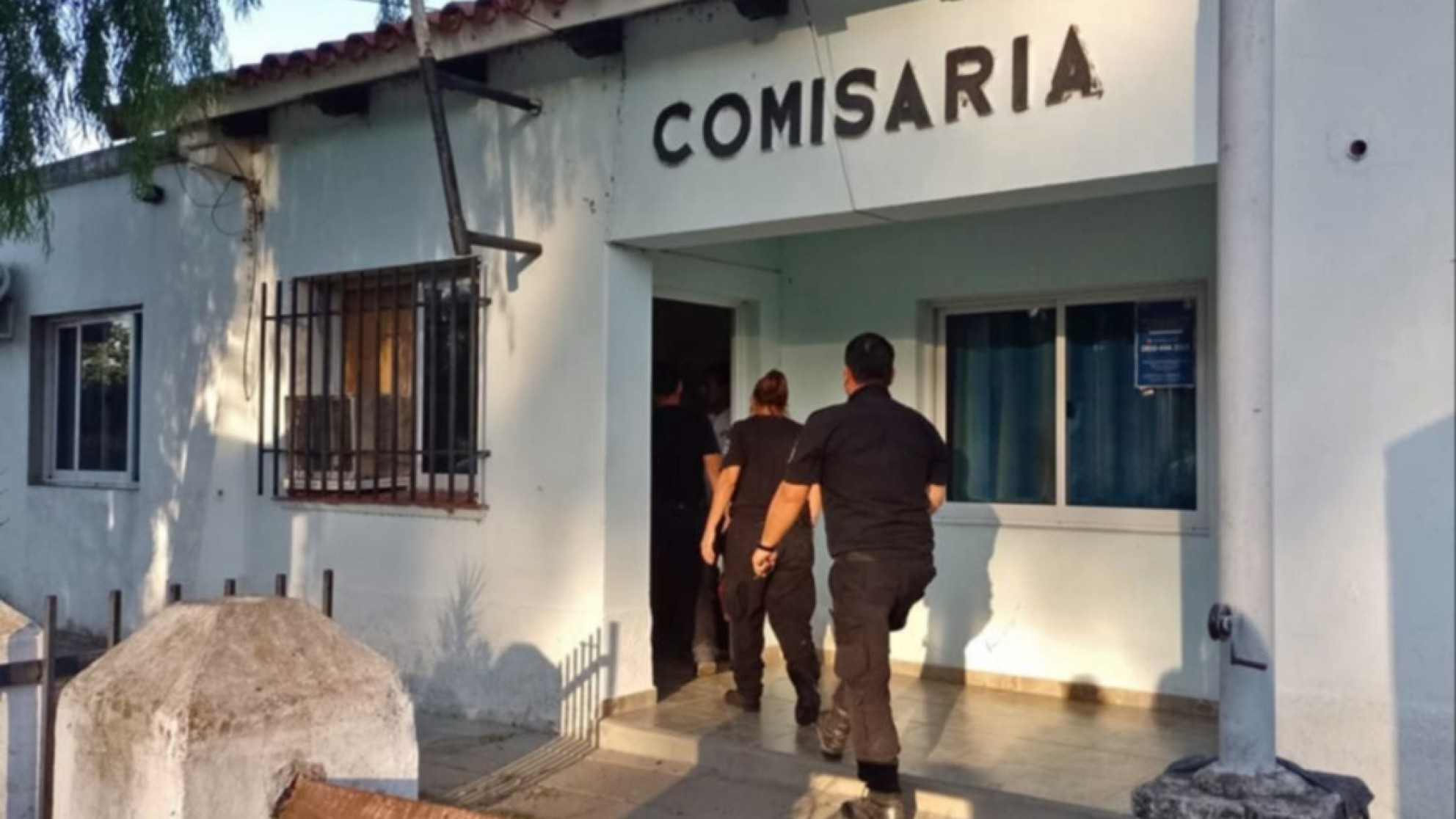 Delincuentes asaltaron una comisaría  y se llevaron un patrullero y armas